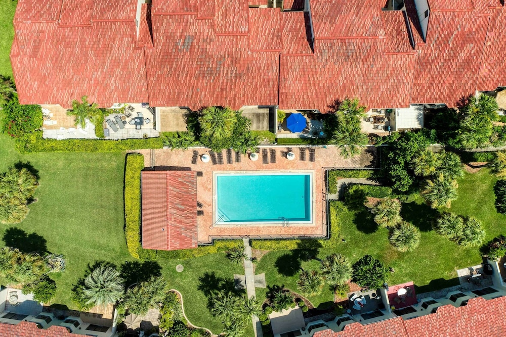Steps to Ocean, Pool Access! Daytona Beach Gem