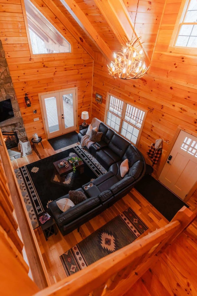 Sleeps 16! Luxury Cabin With Game Room & Hot Tub