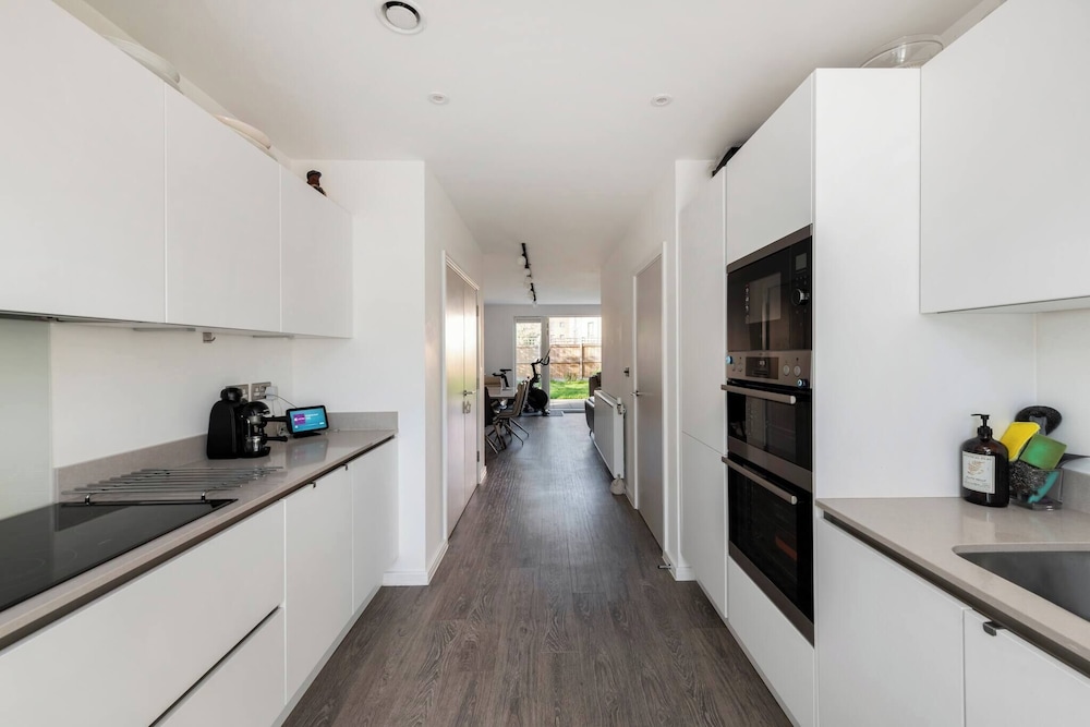 Stylish 3-bed Townhouse With 3 Baths in Southgate