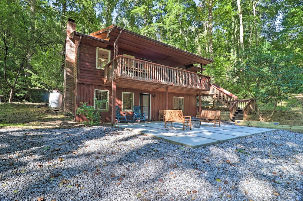 Game Room + Fire Pit: Weaverville Family Home!
