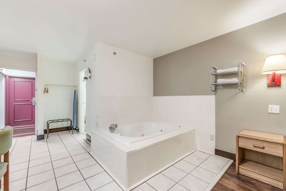 Sedalia Vacations - Econo Lodge Truman Inn - Property Image 7