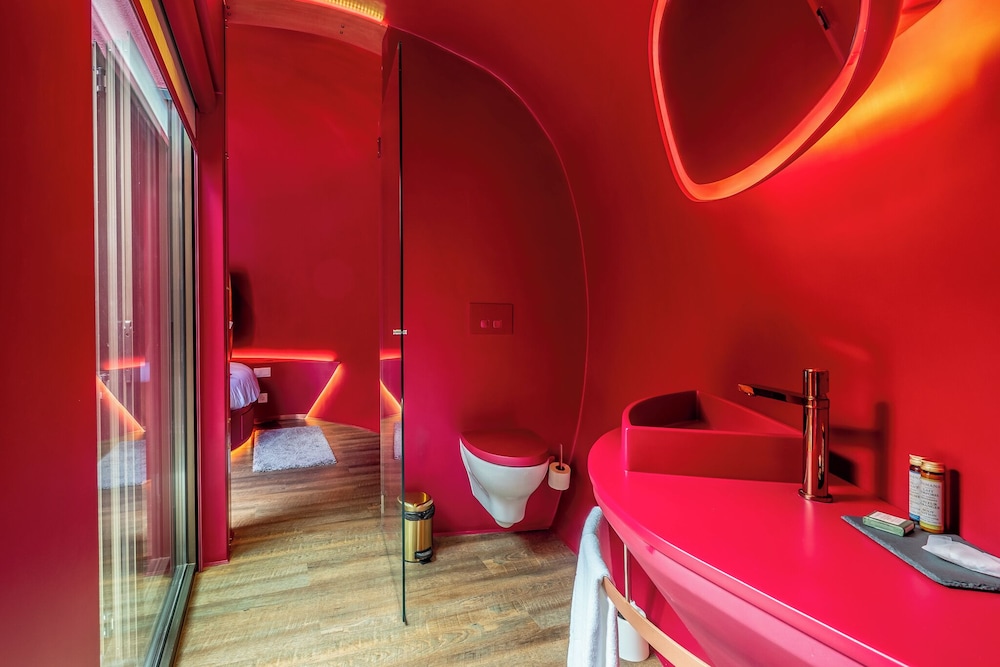 Cherry Sculpture Hotel 166