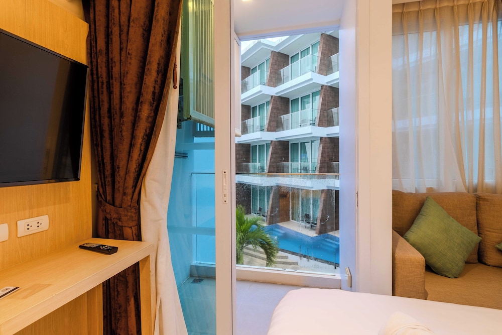 Ocean Breeze1BR Steps from the Sea C244