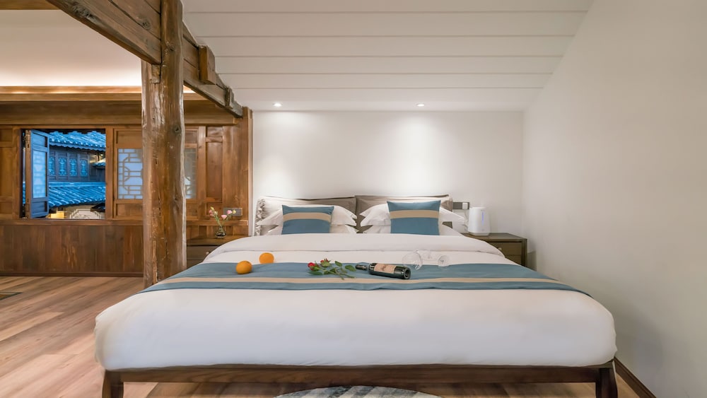Lize Graceland Artistic Suite Inn