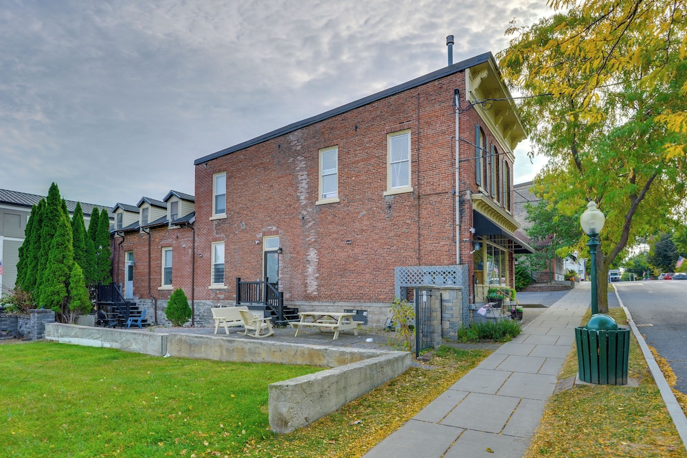 Walk to Marina: Dog-friendly Lake Ontario Studio
