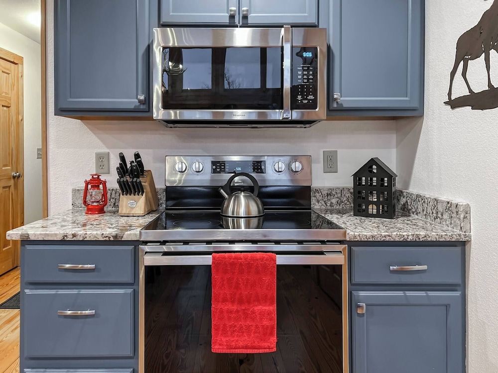 3 Kings 4 Bunks-sleeps 10-smart TV X6-parking out Front-full Kitchen-hot Tub