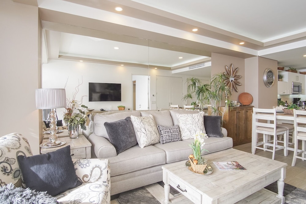 Stunning 1 Bedroom Condominium