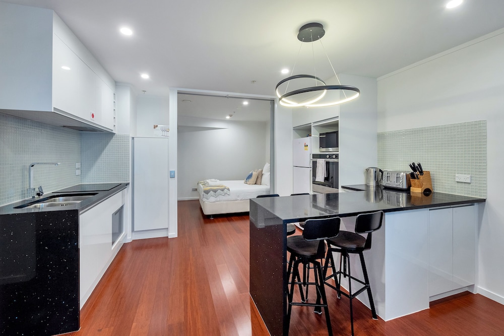 Spacious 2 Bedroom CBD Apt view 4