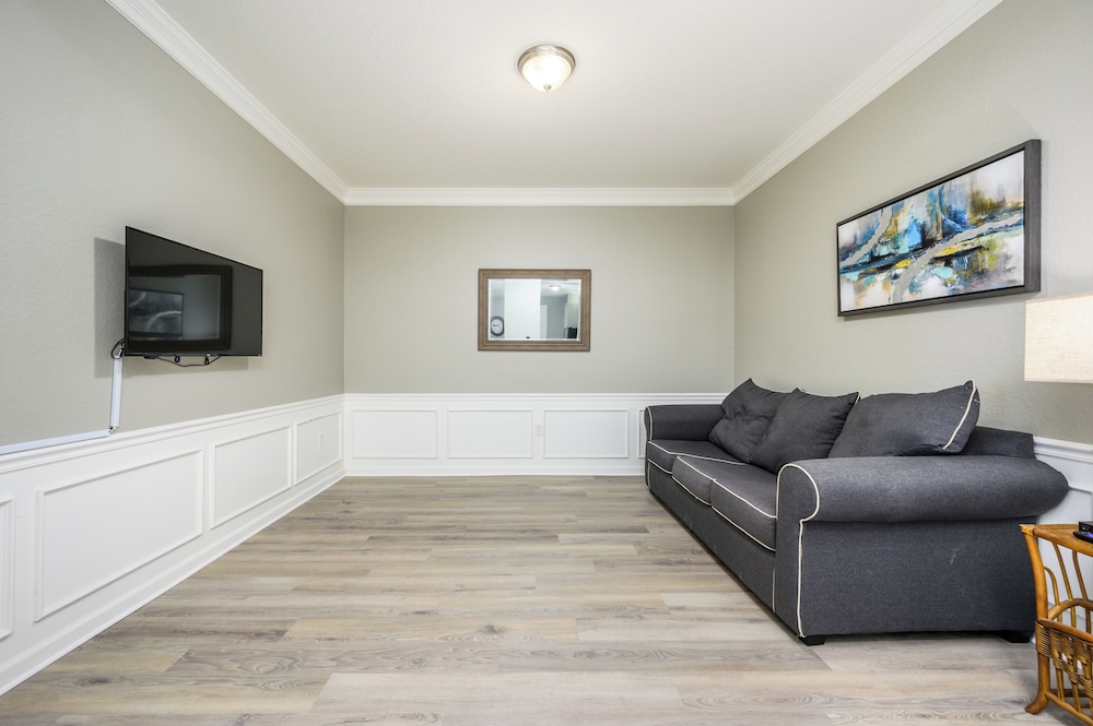 Beautiful Lake View Condo, Vista Cay-1004