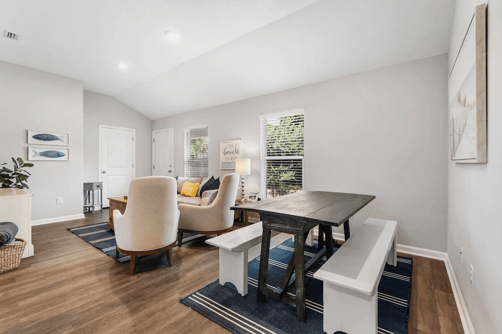 Ocean Oasis by Avantstay Block to Beach West Pcb, Pet-friendly