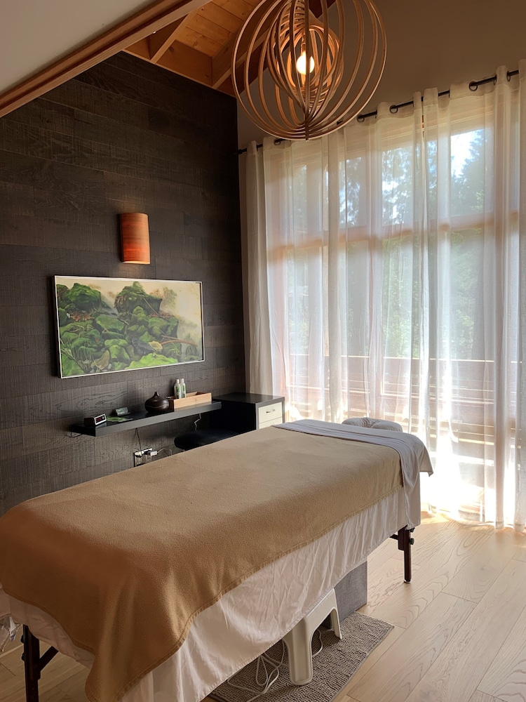 Shades of Jade Inn and Spa