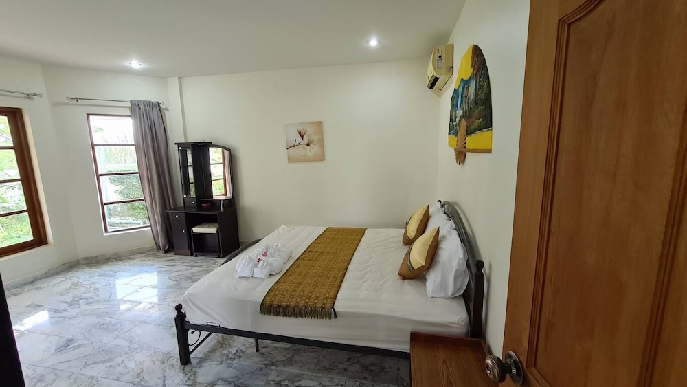 Beautiful Bungalow With Shared Outdoor Pool and 2km From the Beach view 5