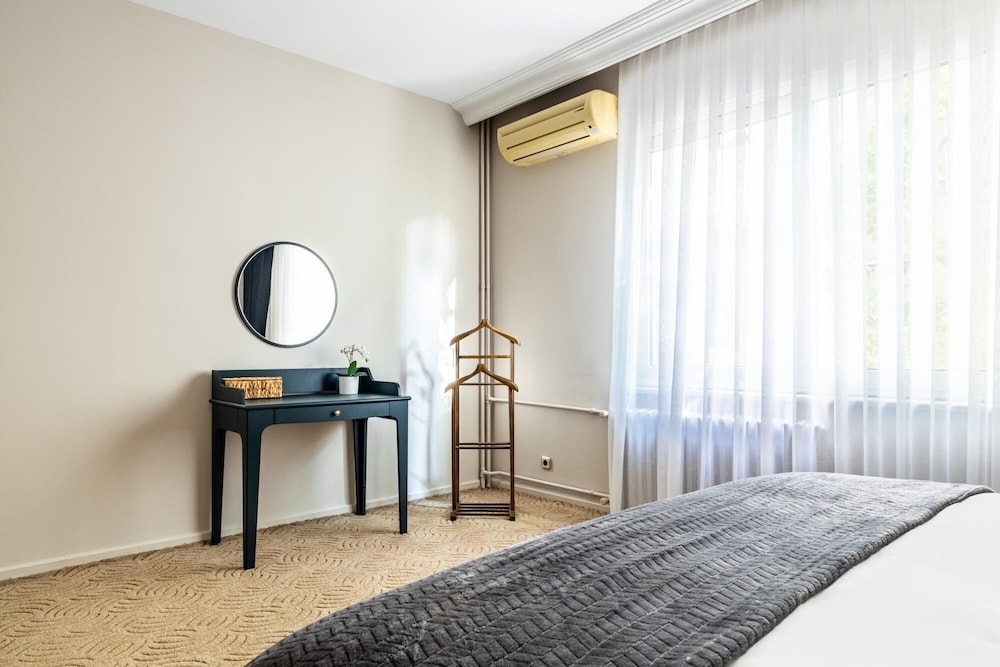 Chic Spacious Flat w Balcony 5 min to Moda Coast