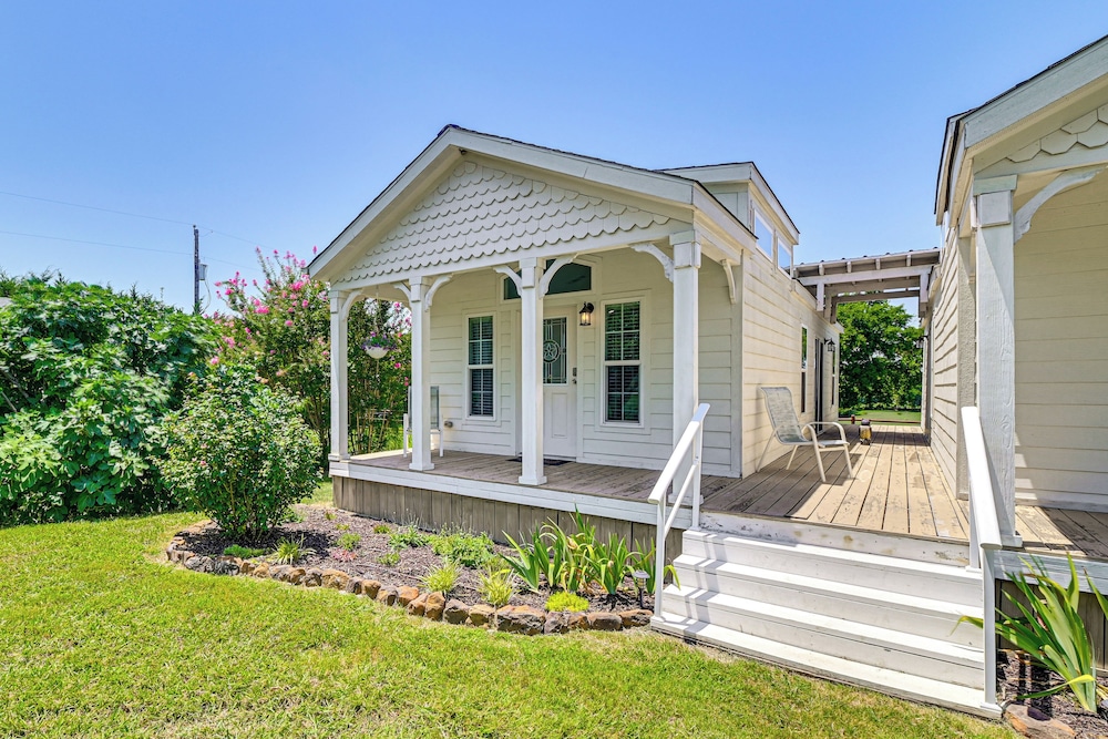 Private Pavilion: Countryside Cottage in Celina!