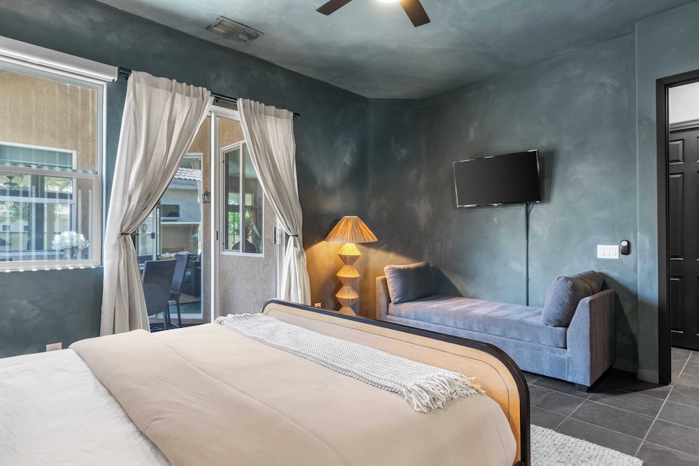 Designer Desert Oasis w/ Pool, Hot Tub, Outdoor Lounge The Riley by Avantstay