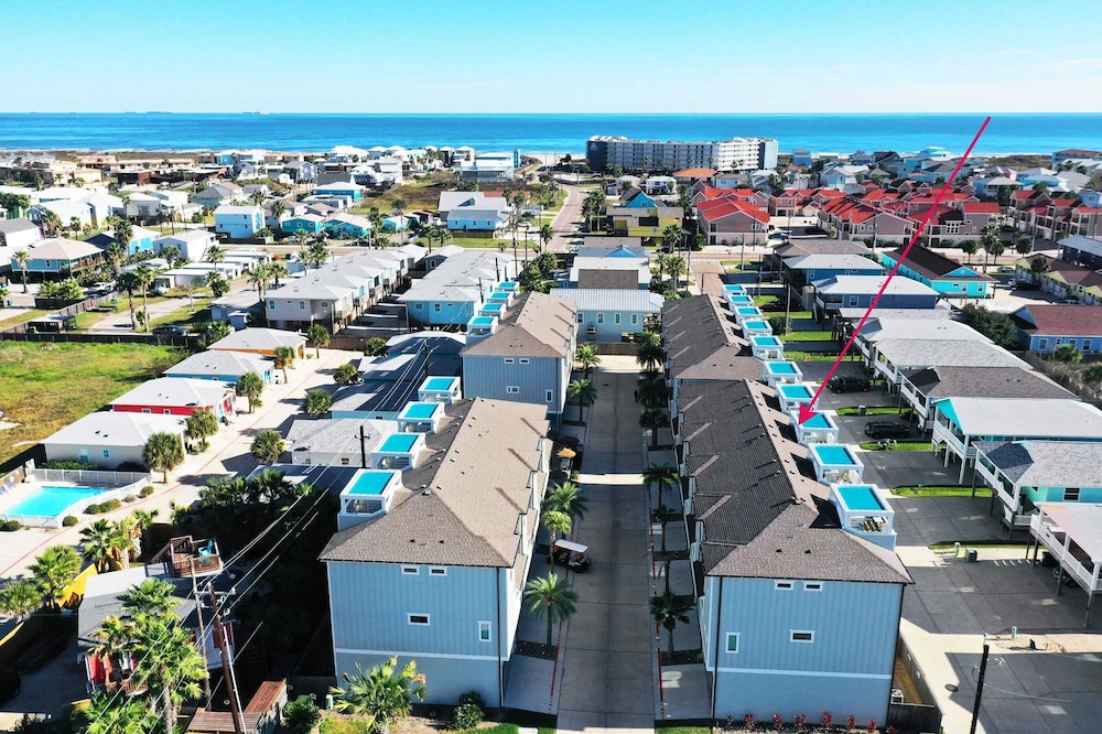 Sleeps 33! 4 Condos, Walk to the Beach, Resort-style Pool, Endless Summer Resort