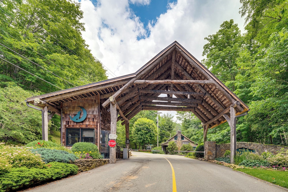 Hot Tub, Game Room & Views: Mars Hill Mtn Retreat!