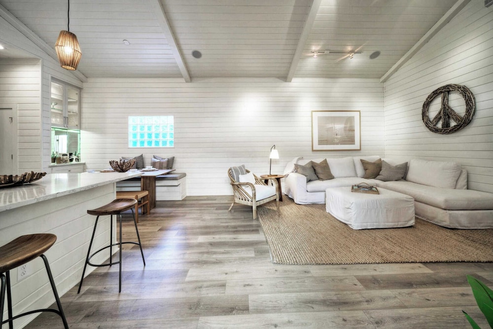 Sleeps 18 2 Beach Homes w/ 2 Pools, Playground, Covered Patios Pirates Bay