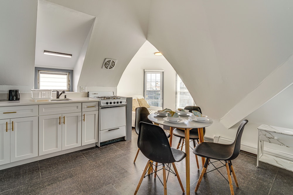 Steps to Beach: Couple's Retreat in Ocean City!