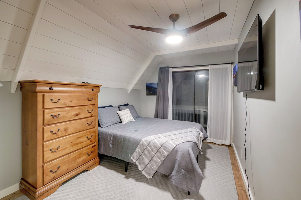 Waterfront Escape w/ Hot tub & Dock in Eatonton!