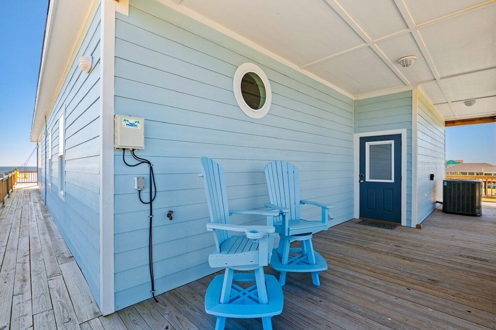 Deja Blue 5 Bedroom Home by RedAwning