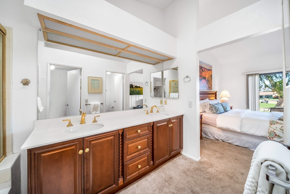 Charming Condo With Golf Course View