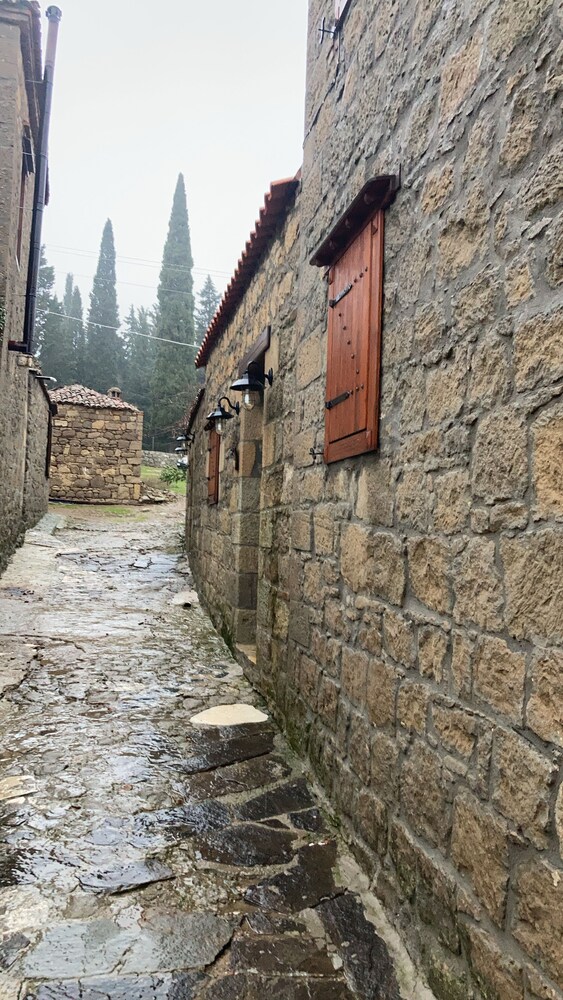 Mavras Tas Odalar