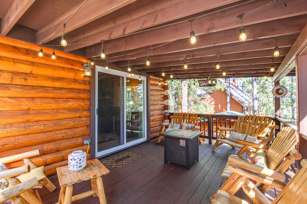 Hot Tub + Decks: Sherwood Forest Cabin