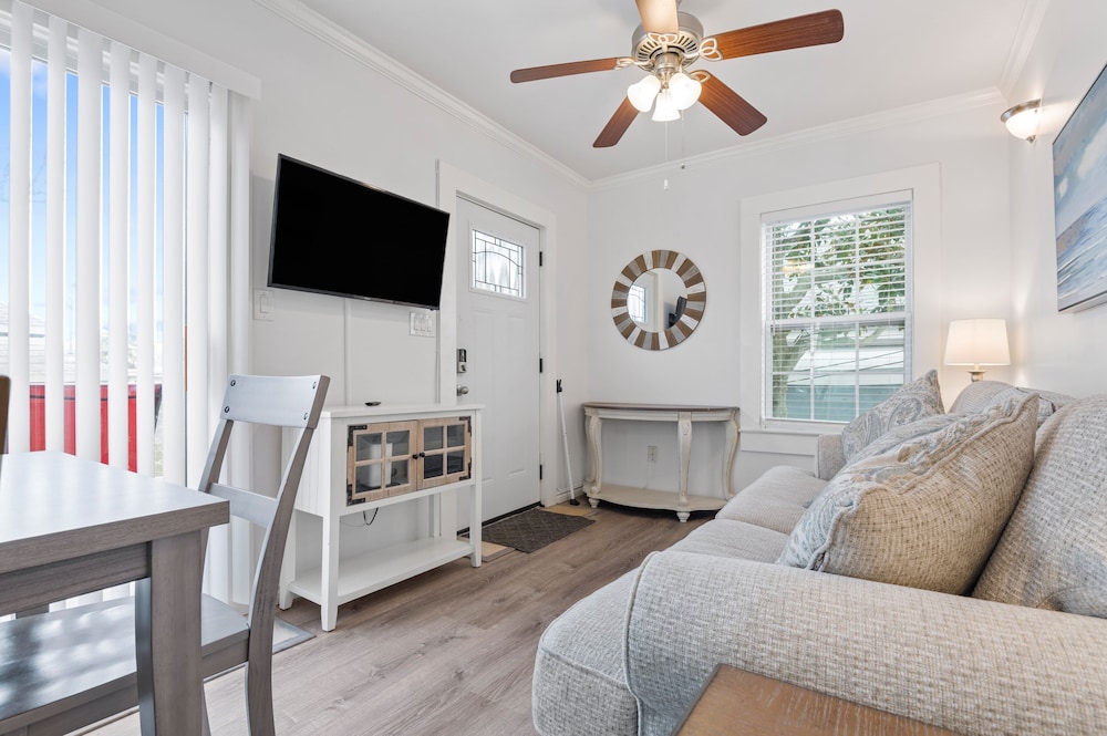 Bungalow On Ave O 1 Bedroom Home