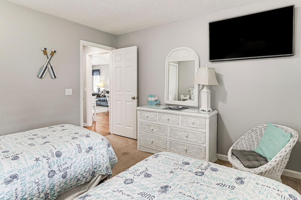Pool Access & Golf View: Myrtle Beach Retreat!