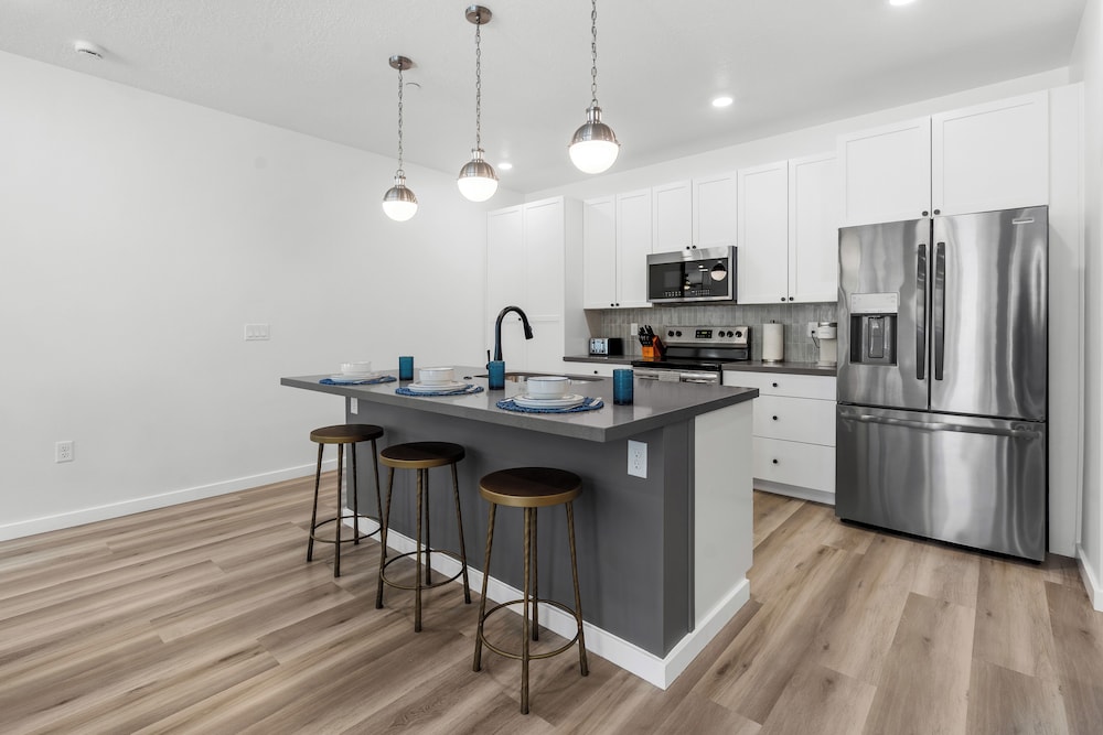 Brand New! Desert Cliff Sleeps 20 Guests!