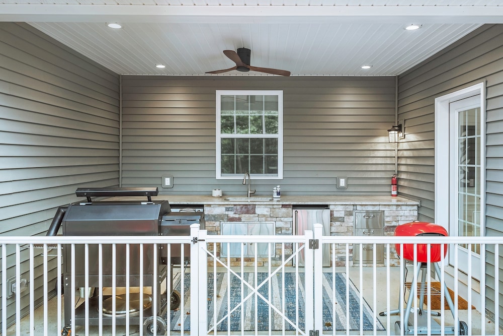 Luxuriously Lakeside by Avantstay Lakefront Retreat w Game Room