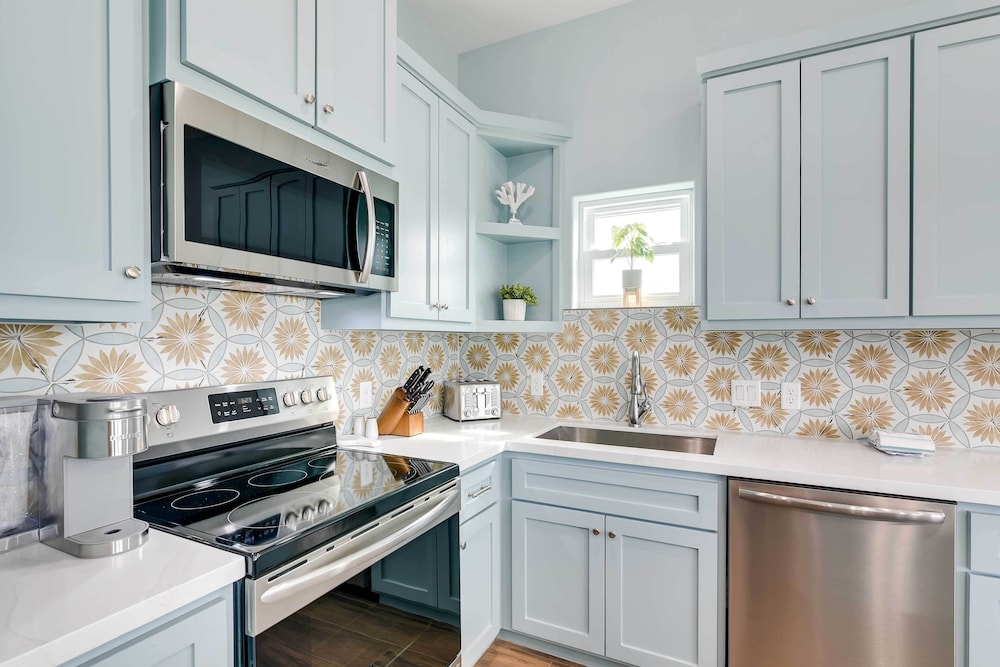 Steps to Coast: Gorgeous Beach House in Galveston