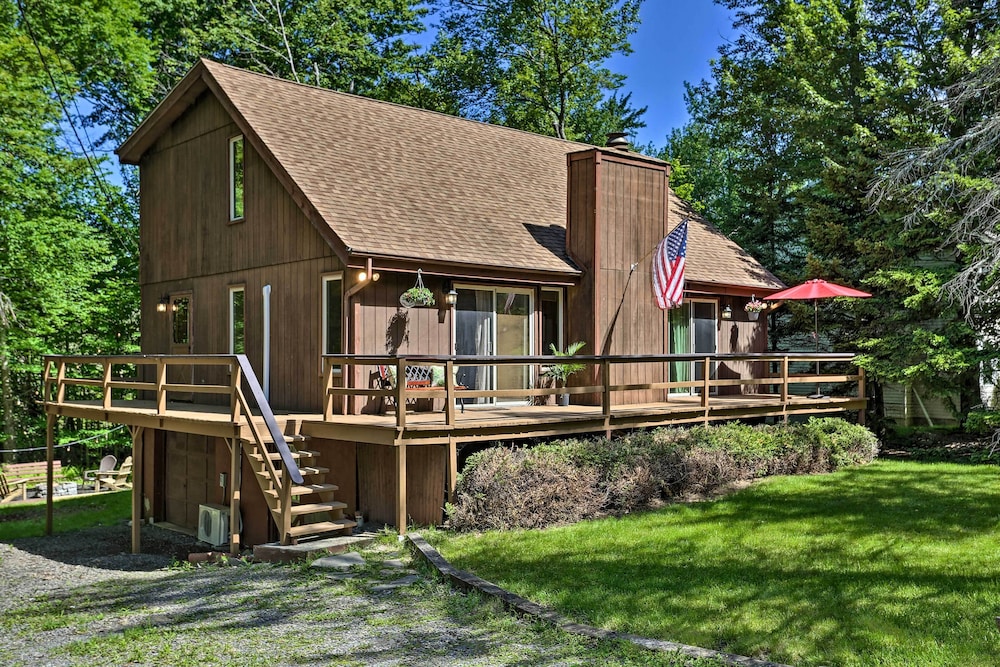 Cozy Tobyhanna Cabin w/ Hot Tub + Resort Amenities view 3