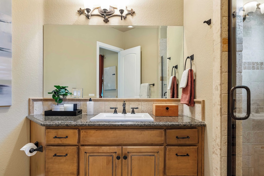 Hilltop Estate w/ Pool, Hot Tub, Fire Pit, Views Cleveland Vista by Avantstay