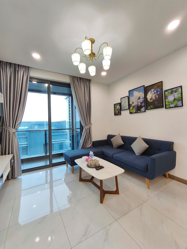Skyway White & Silver Riverside Resident - Binh Thanh, HCM