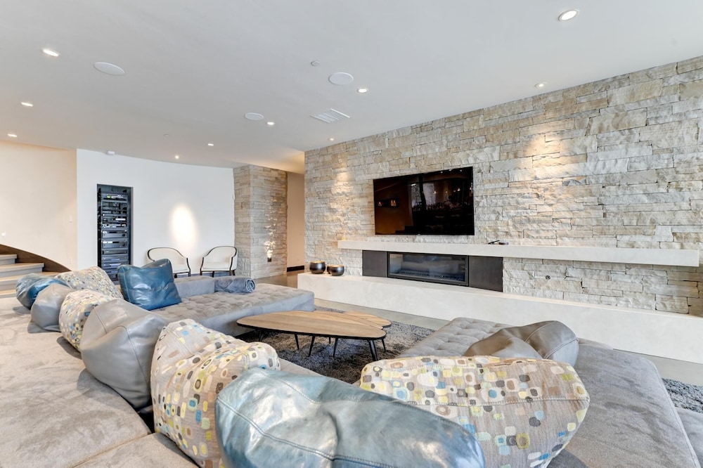 KBM Resorts Walk to Slopes, Sports Court, Private Home Theater, Sleeps 17, Outdoor Hot Tub Pco-184m