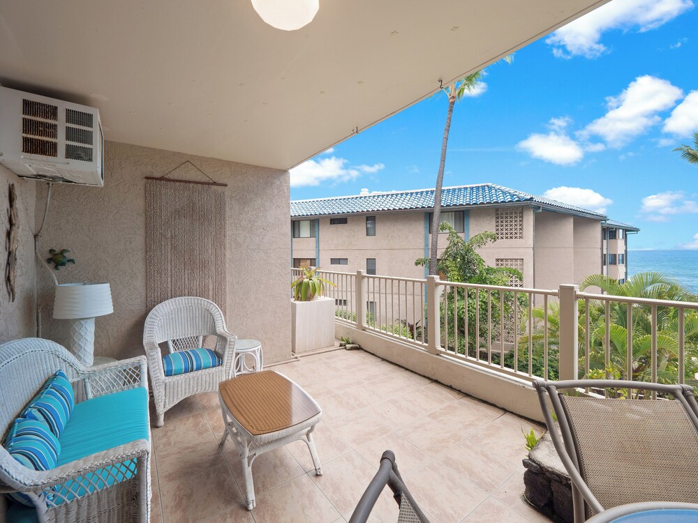 Kona Reef F2 Charming Oceanfront Condo for 4!