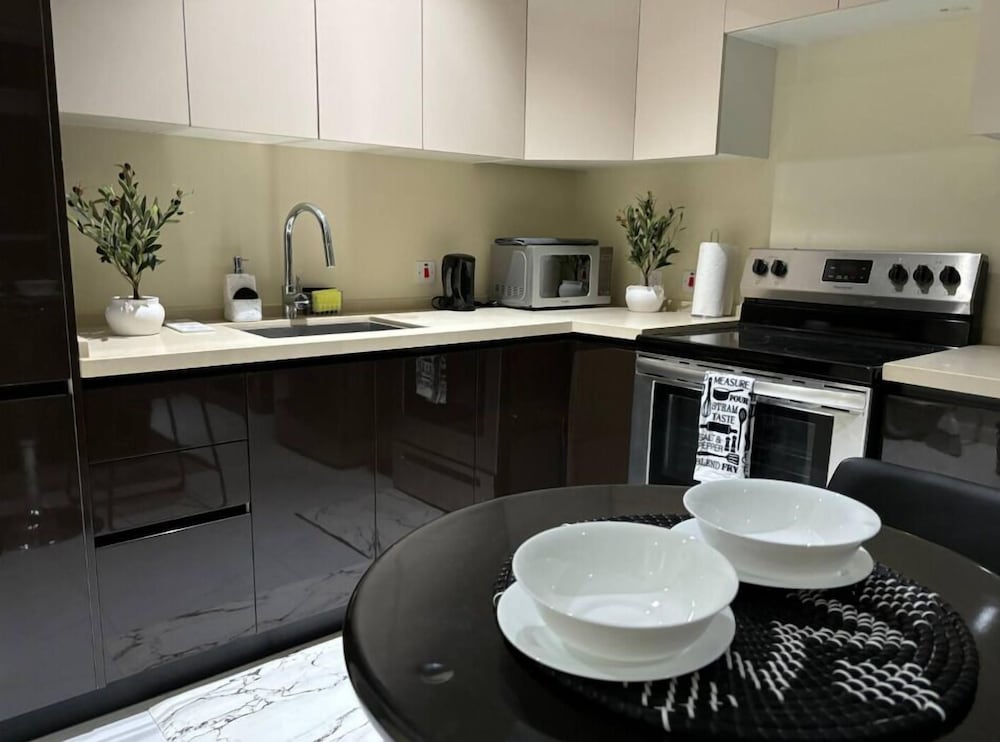 Stylish 1-Bed Condo with Views in Harloe