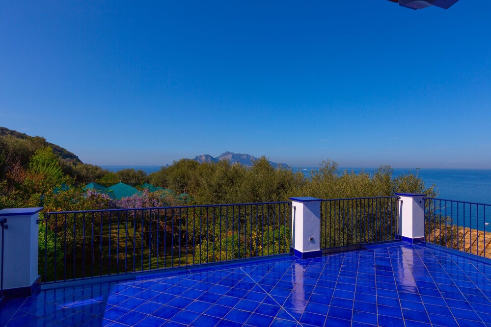 Villa Blue Skyline