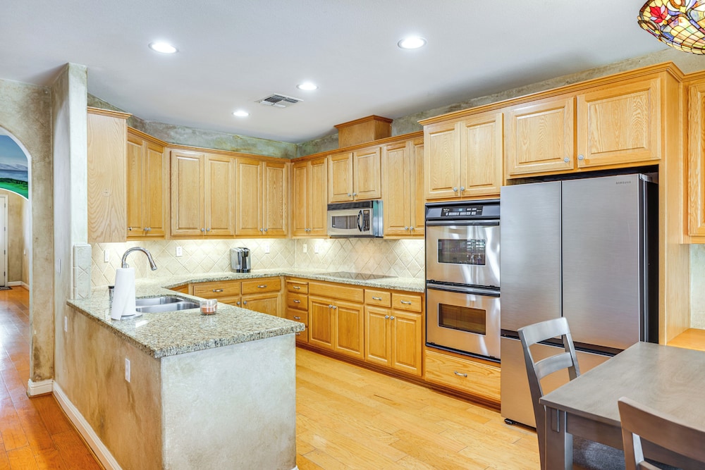 5 Mi to Dtwn Modesto: Family Home w/ Patio!