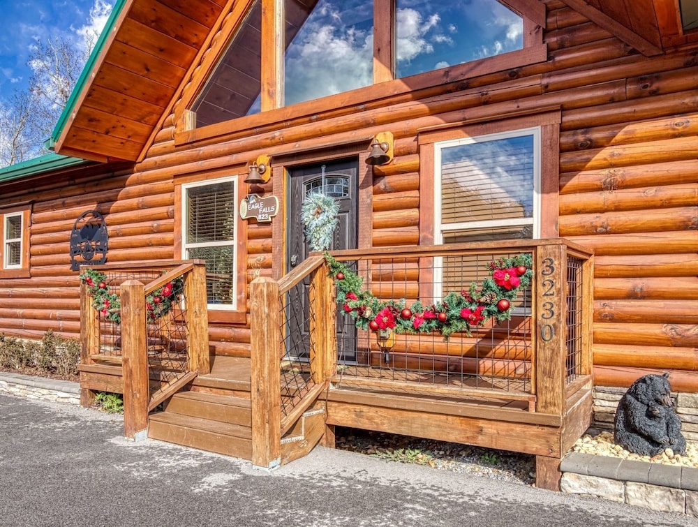 Ern823 - Eagle Falls - Great Location With Private Heated Indoor Pool! Close To Town! 3 Bedroom Cabin by RedAwning view 5