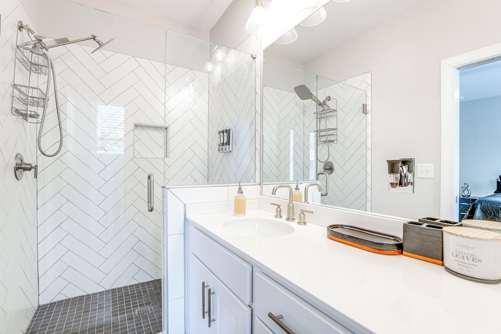 7 Mi to Dtwn: Sleek Retreat in Atlanta!