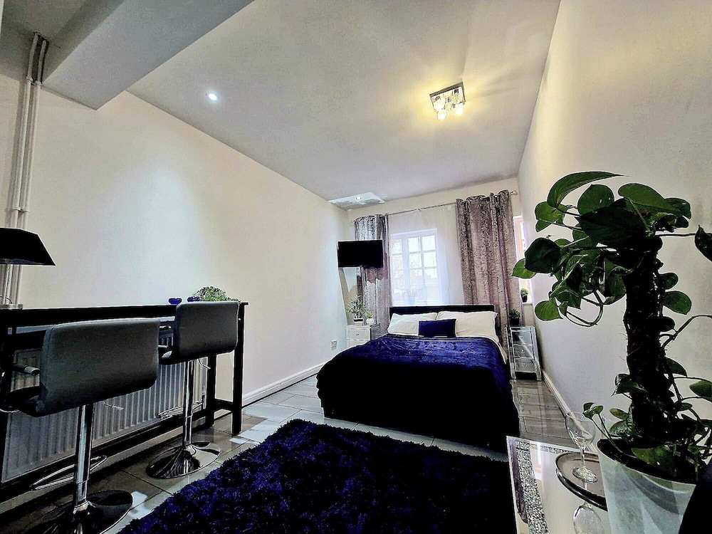 Seaside Escape - Sleeps 4 - Pets Ok - Free Parking