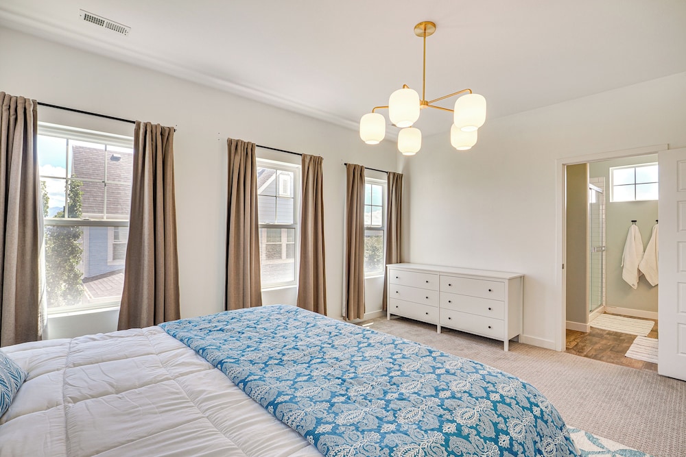 4 Mi to The District: Family Home w/ Tennis Access