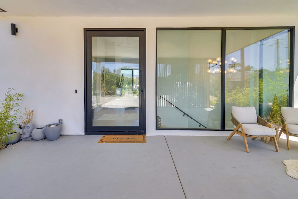 1 Mi to Point Dume: Mtn-view Escape w/ Patio!