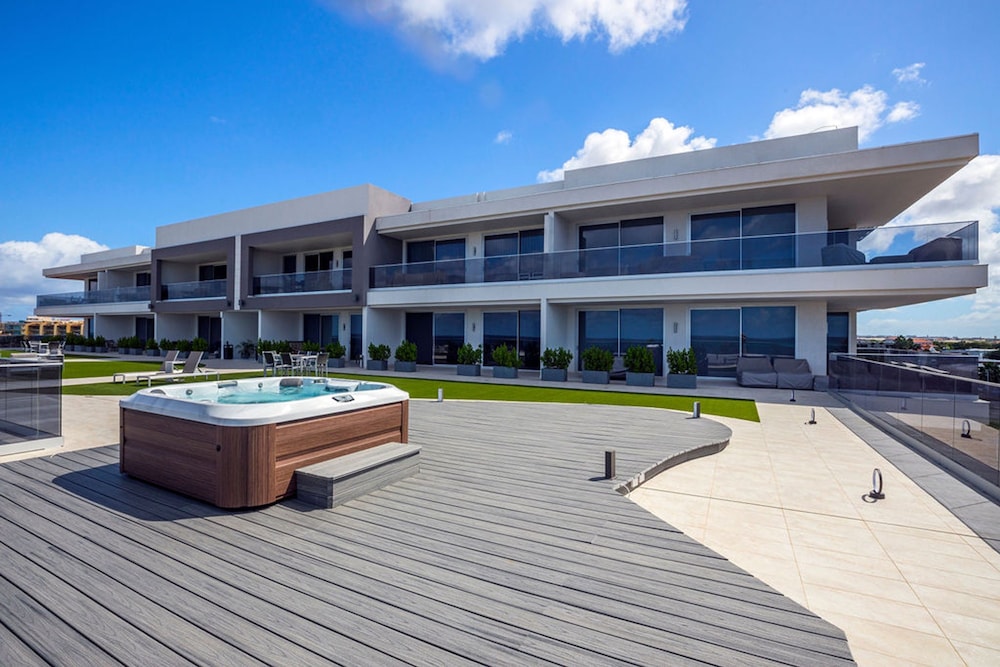 Beachfront Luxury NEW 3br2 5BA Condo Eagle Beach