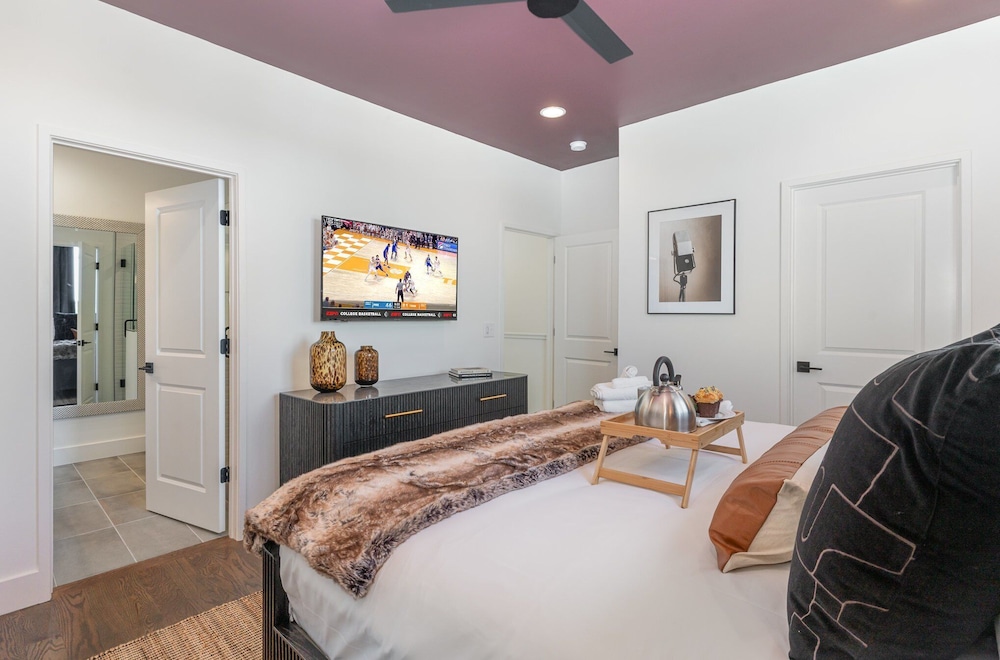 Groovy -rooftop Patio w/ Hot Tub -mins to Broadway