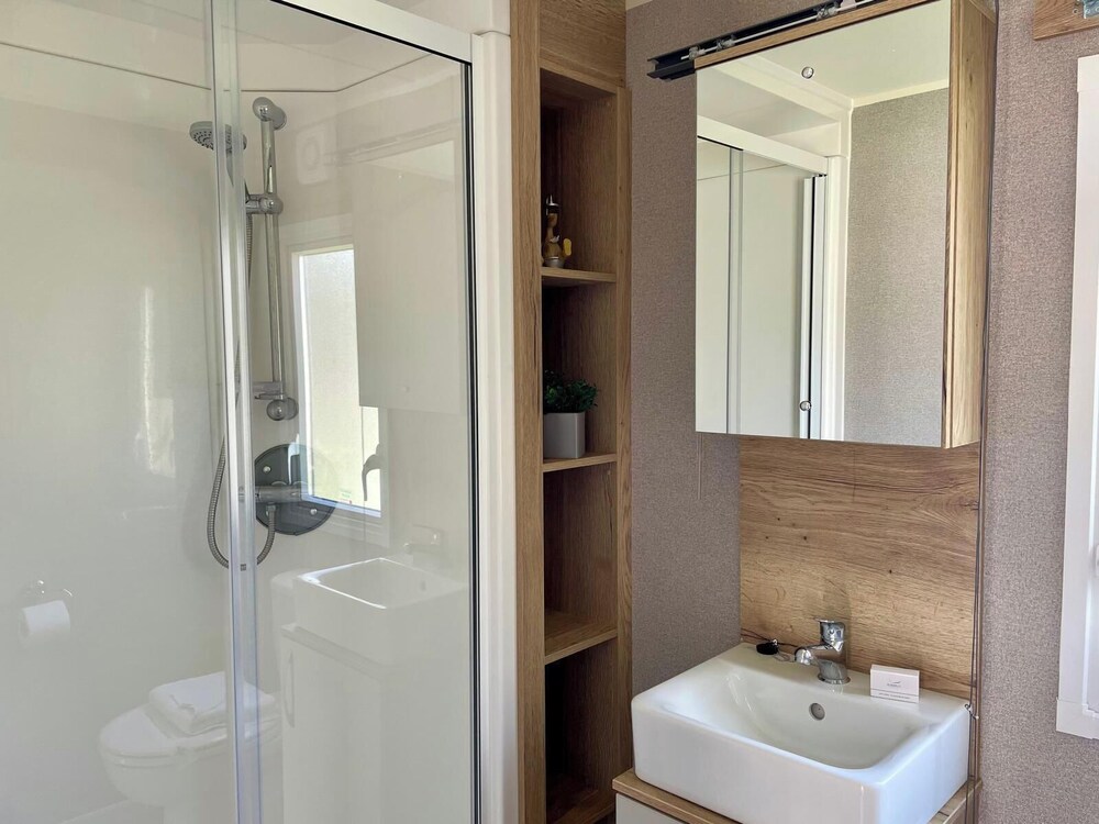 Cosy 3 Bedroom Caravan in South Cerney