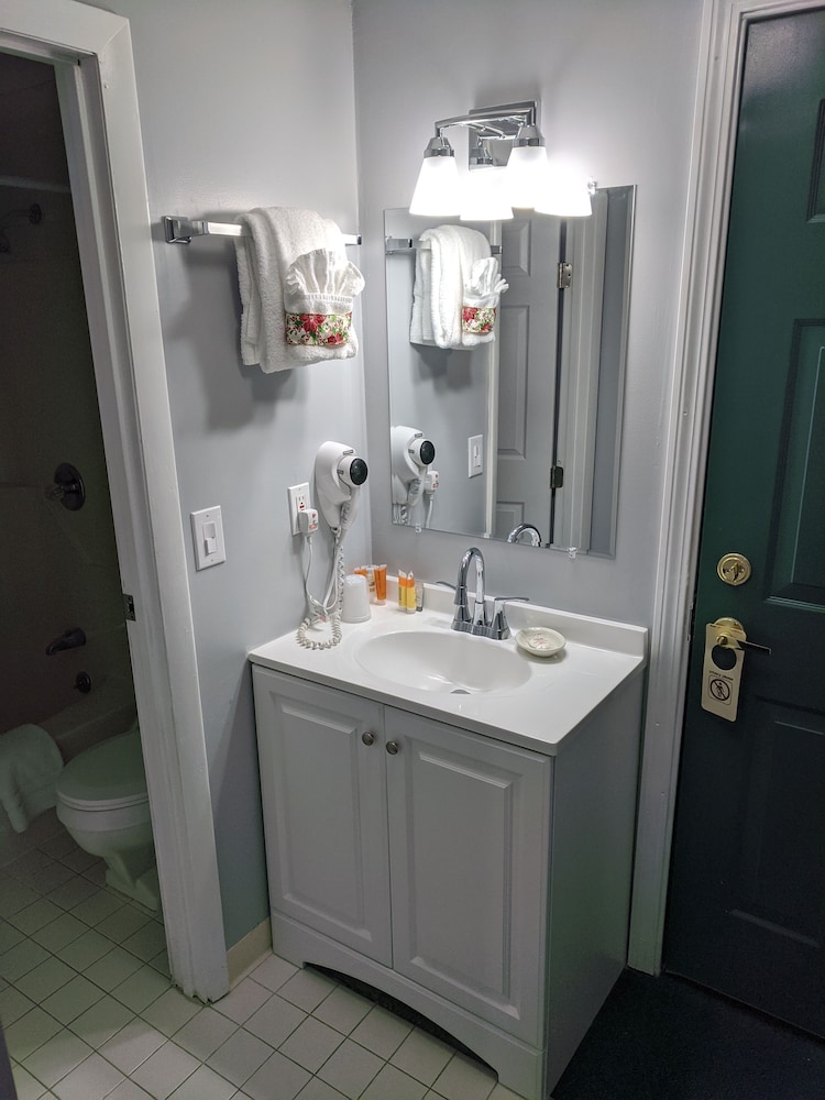Eastern Inn & Suites